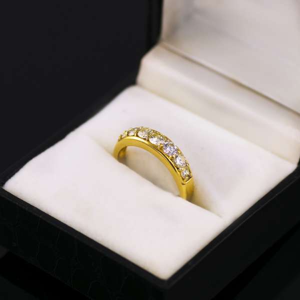 18ct yellow gold diamond ring and box.